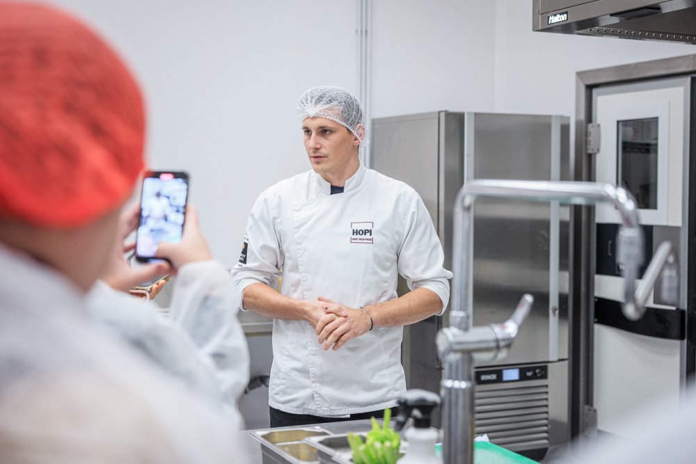 Na kvalitu kuchyně dbá Ondřej Kubů, který patří mezi mladé talenty české gastronomie. Upozornil na sebe vítězstvím v soutěži KU Young Chef 2023 a pod vedením Martina Staňka se zapojil i do přípravy na mezinárodní Bocuse d’Or. V roce 2024 absolvoval stáž na prestižní škole EHL ve Švýcarsku a zúčastnil se Swiss Michelin Gala Dinner.