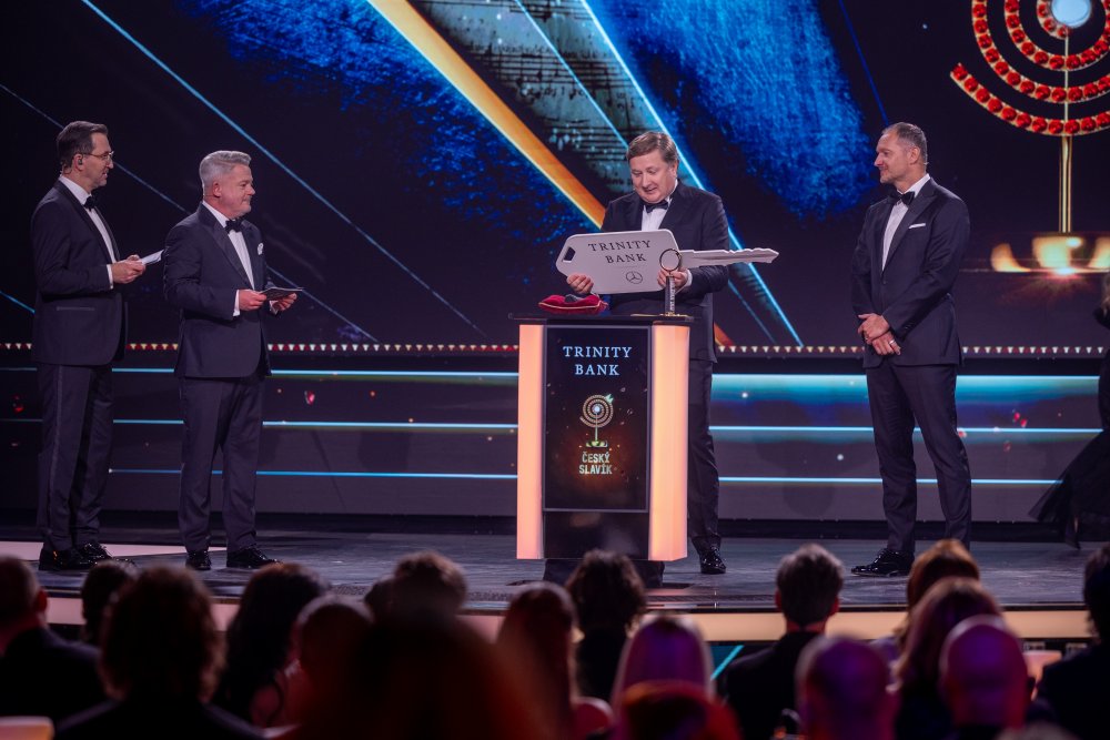 Radomír Lapčík předává klíče od Mercedesu pro jednoho z hlasujících, vpravo šéf TV Nova Daniel Grund