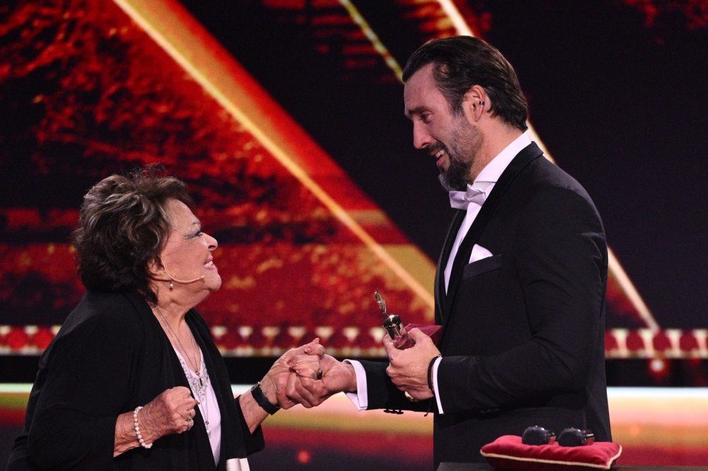 Jiřina Bohdalová předala cenu pro nejpopulárnějšího zpěváka roku Václavu Bártovi
