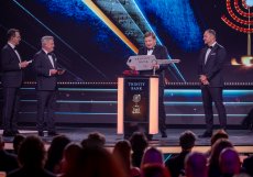 Radomír Lapčík předává klíče od Mercedesu pro jednoho z hlasujících, vpravo šéf TV Nova Daniel Grund