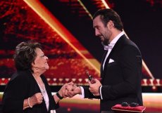 Jiřina Bohdalová předala cenu pro nejpopulárnějšího zpěváka roku Václavu Bártovi