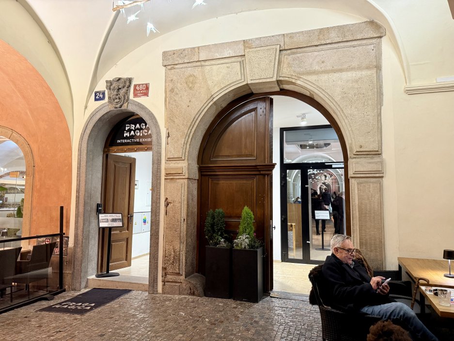 Vstup do restaurace 420 v domě U Červené lišky – bez nápadných poutačů, bez turistické masáže