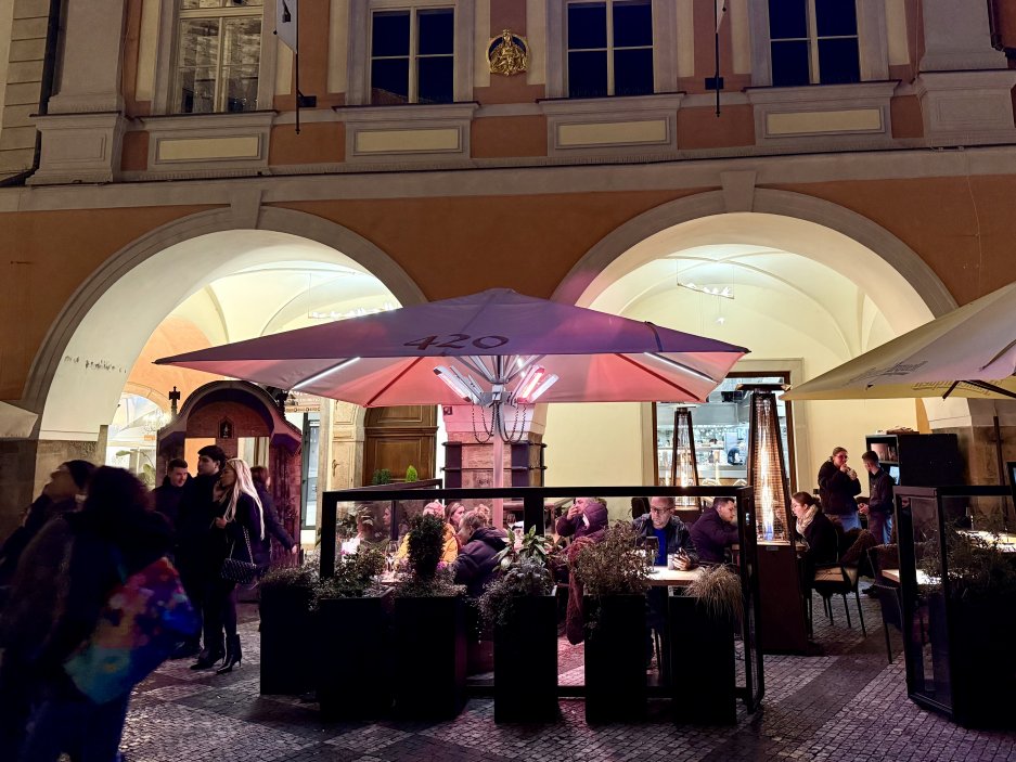 Zahrádka restaurace 420 přímo na Staromáku – výhled na orloj, ale hlavní roli hraje kuchyně