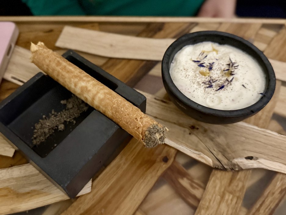 Katowický doutník – dezert s karamelovou šlehačkou, popel z bílého máku a krémem v popelníku