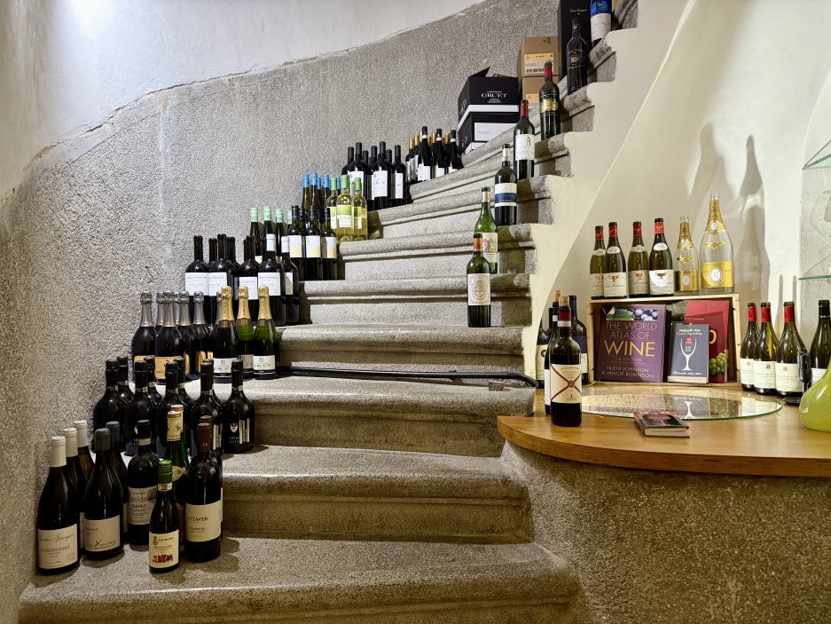 Vinotéka v historickém schodišti