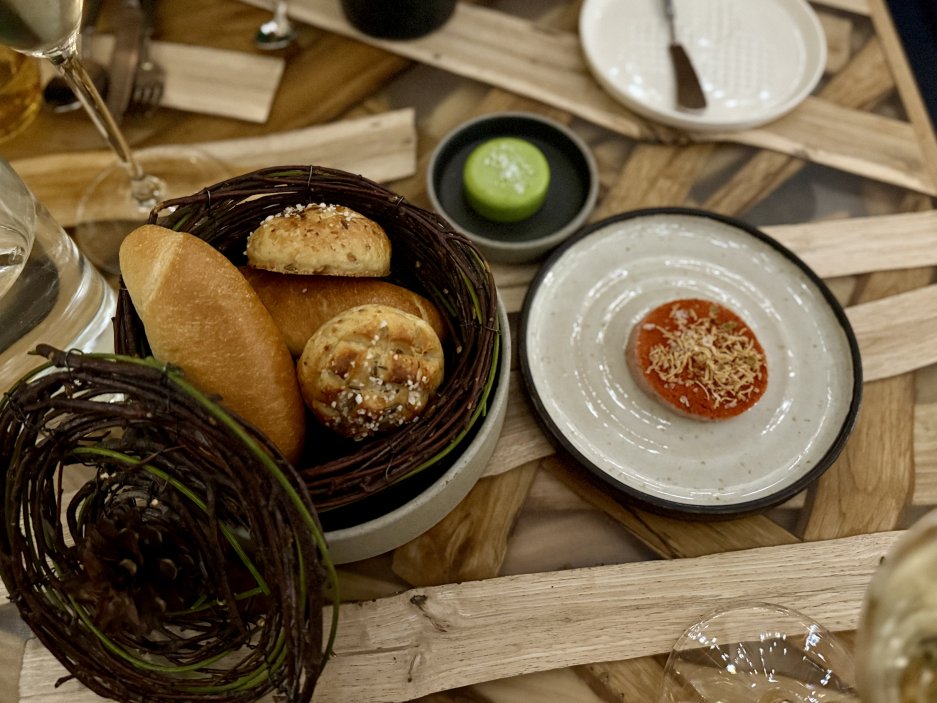 Košík domácího pečiva a vlastní Métský salám – pekárna a uzeniny přímo pod restaurací