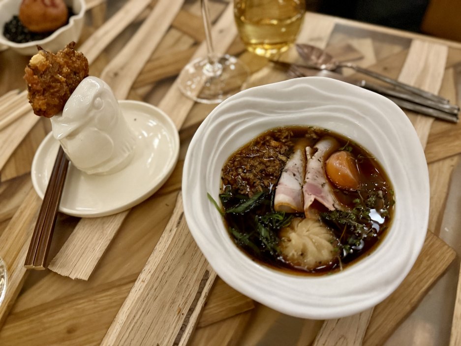 Kohoutí ramen – fine dining interpretace comfort foodu v centru Staromáku