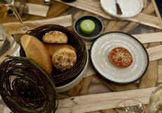 Košík domácího pečiva a vlastní Métský salám – pekárna a uzeniny přímo pod restaurací