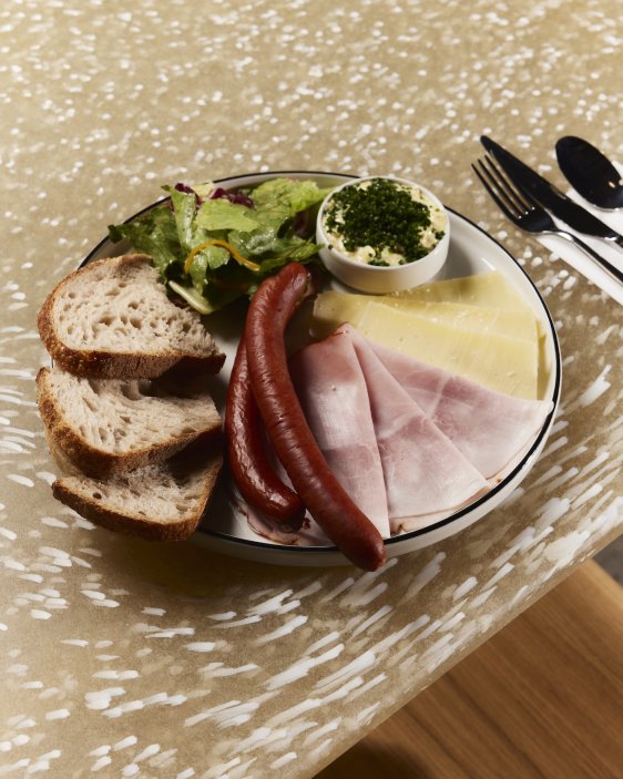 V Libni otevírá nové KRO, na 600 metrech propojuje kavárnu, pekárnu, bistro s rotisserií, restauraci i lahůdkářství
