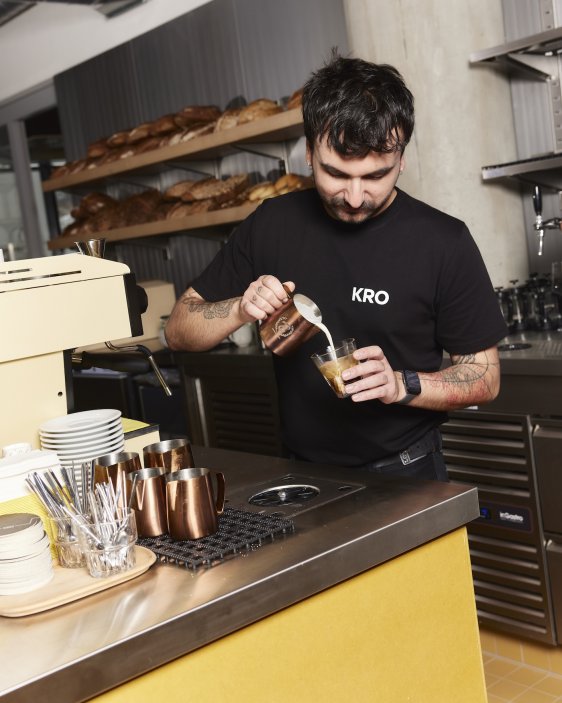 V Libni otevírá nové KRO, na 600 metrech propojuje kavárnu, pekárnu, bistro s rotisserií, restauraci i lahůdkářství