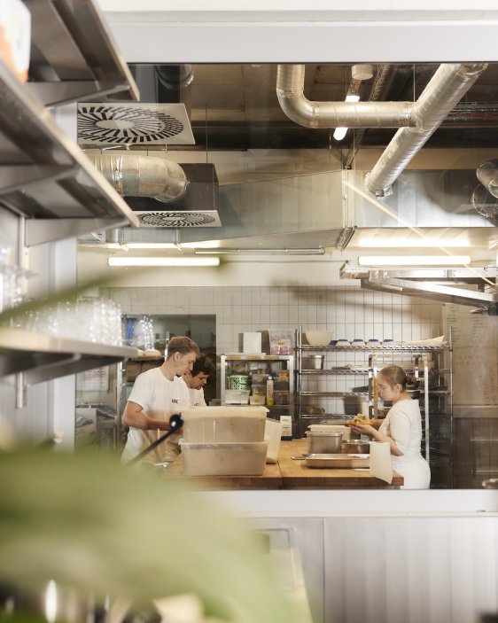 V Libni otevírá nové KRO, na 600 metrech propojuje kavárnu, pekárnu, bistro s rotisserií, restauraci i lahůdkářství