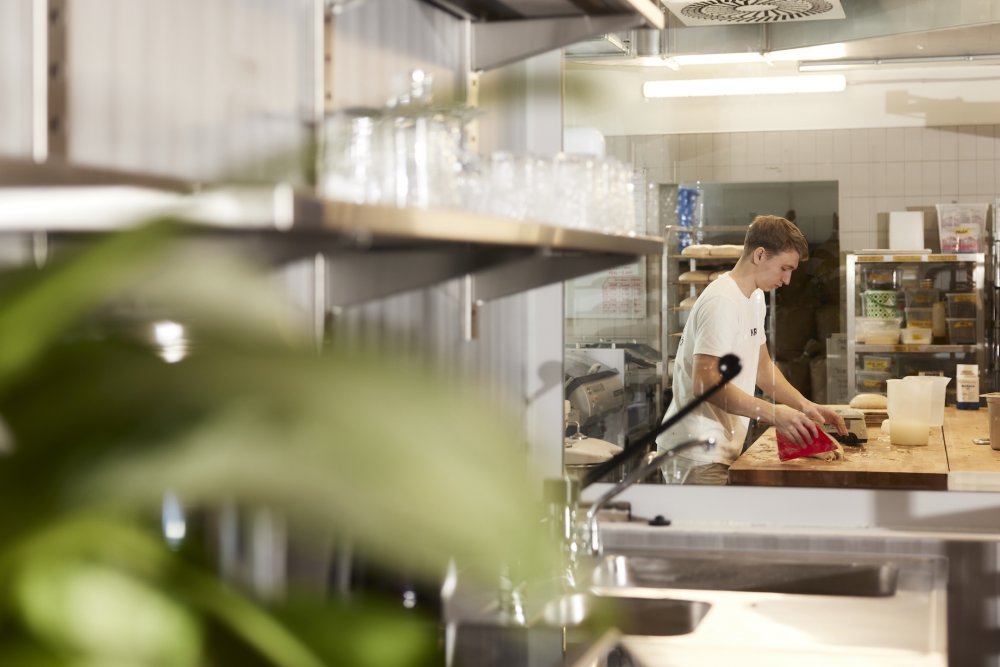 V Libni otevírá nové KRO, na 600 metrech propojuje kavárnu, pekárnu, bistro s rotisserií, restauraci i lahůdkářství