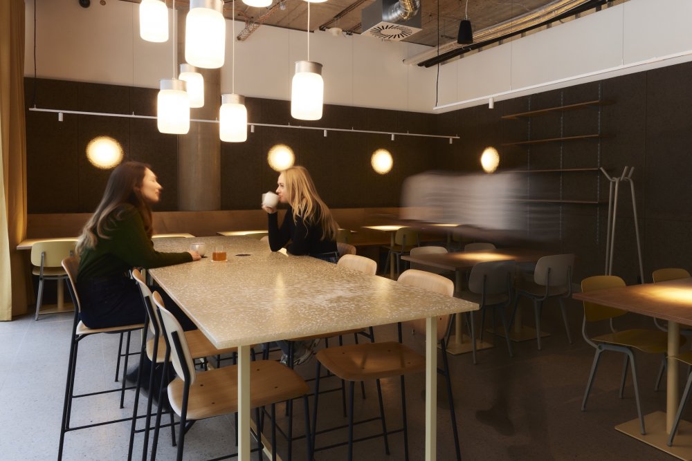 V Libni otevírá nové KRO, na 600 metrech propojuje kavárnu, pekárnu, bistro s rotisserií, restauraci i lahůdkářství