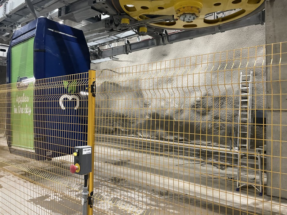 Na konečné se automaticky nakládají a vykládají jablka