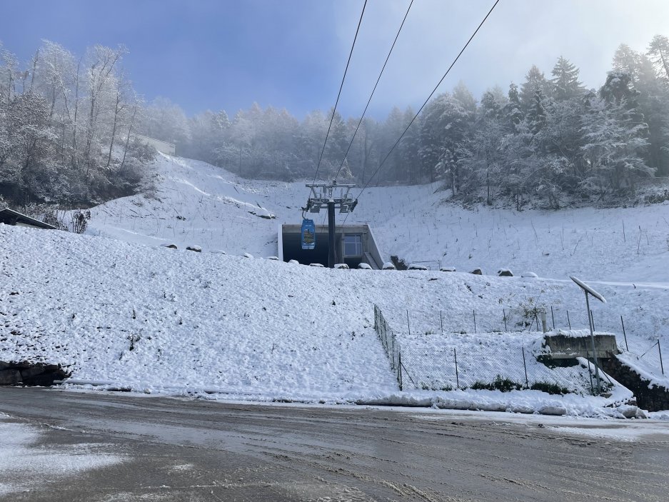 Lanovka ústí do bývalého dolu, kde jsou obří sklada