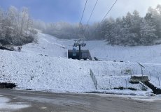 Lanovka ústí do bývalého dolu, kde jsou obří sklada