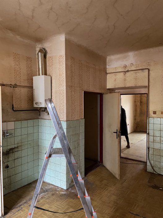 Architektky ji doslova „probouraly“, aby se na malém půdorysu podařilo umístit vše, co mladá rodina potřebuje: od úložných prostor až po pohodlný sprchový kout. 
