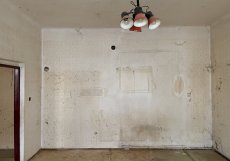 Nakonec zůstaly zachovány pouze nosné stěny a ani ty neunikly úpravám. (na snímku původní stav)