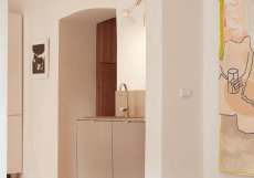 Majitelé od začátku zdůrazňovali potřebu vzdušného obývacího prostoru, který umožní společná setkávání, ale zároveň jim poskytne možnost nenápadně se stáhnout do soukromí. 