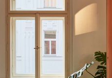 Rekonstrukce bytů ve starých činžovních domech často přináší nečekané výzvy. Vysoké stropy, špaletová okna a masivní konstrukce sice dávají těmto prostorám nezaměnitelný charakter, zároveň však neodpovídají současným nárokům.