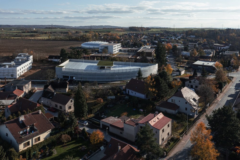 Ve středočeských Dolních Břežanech vyřešili nedostatek parkovacích míst výstavbou parkovacího domu.