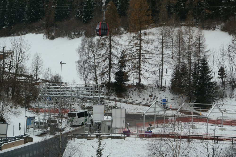 Rekonstrukce skokanského areálu v Predazzu pro Zimní olympijské hry Milano-Cortina 2026 představuje citlivý kompromis mezi sportovním prestiží, tlakem na udržitelnost a obrovskými veřejnými investicemi. Z ekonomického pohledu se projekt pohybuje v desítkách milionů eur