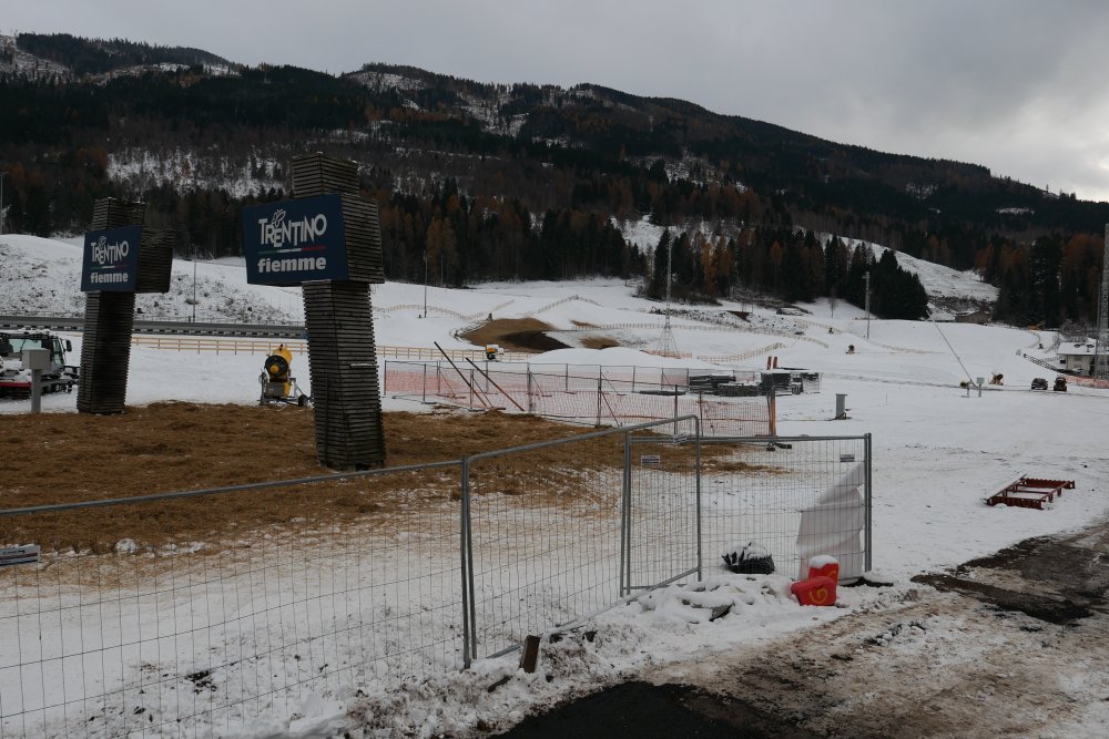 Areál severského lyžování ve Val di Fiemme před zahájením Zimních olympijských her
