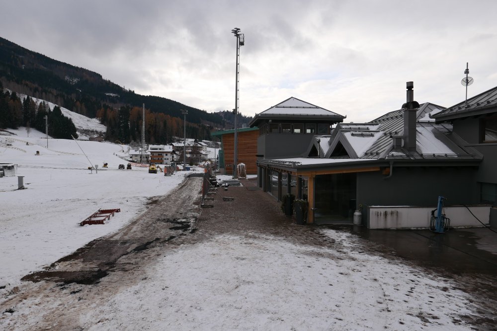 Areál severského lyžování ve Val di Fiemme před zahájením Zimních olympijských her