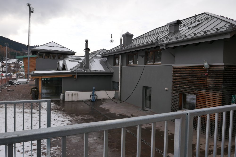 Areál severského lyžování ve Val di Fiemme před zahájením Zimních olympijských her