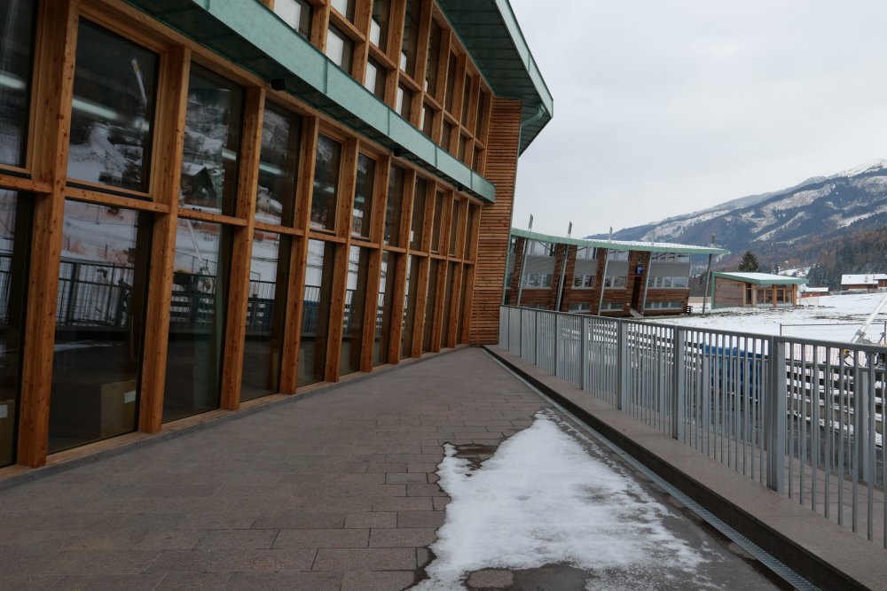 Areál severského lyžování ve Val di Fiemme před zahájením Zimních olympijských her