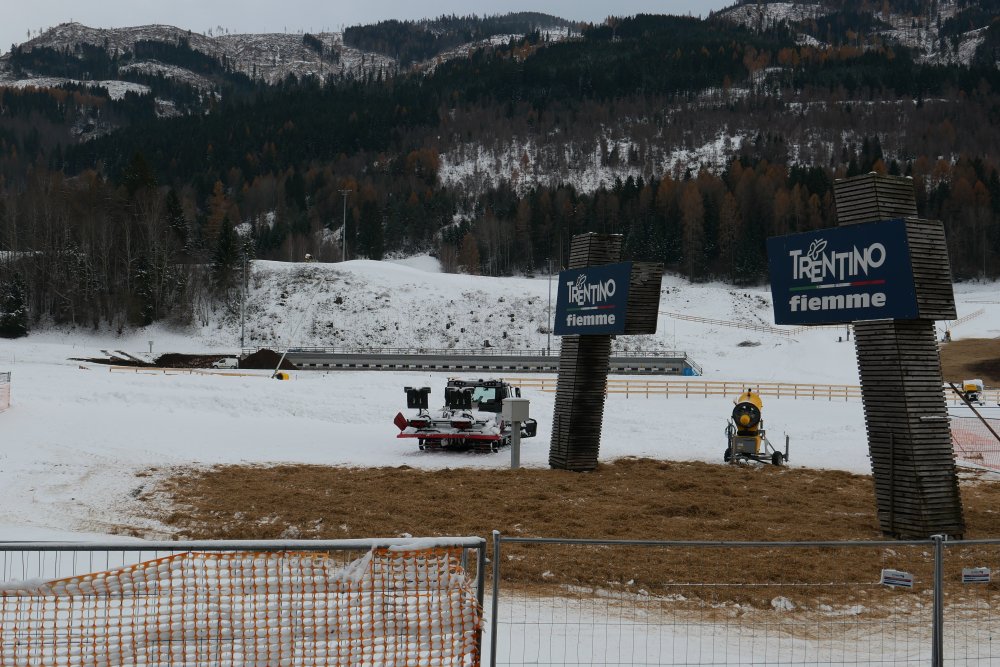 Areál severského lyžování ve Val di Fiemme před zahájením Zimních olympijských her