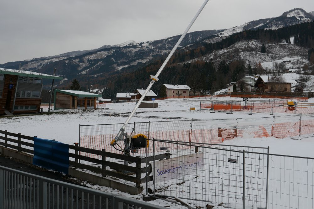 Areál severského lyžování ve Val di Fiemme dva měsíce před zahájením Zimních olympijských her