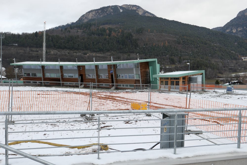 Areál severského lyžování ve Val di Fiemme dva měsíce před zahájením Zimních olympijských her