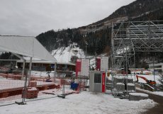 Rekonstrukce skokanského areálu v Predazzu pro Zimní olympijské hry Milano-Cortina 2026 představuje citlivý kompromis mezi sportovním prestiží, tlakem na udržitelnost a obrovskými veřejnými investicemi. Z ekonomického pohledu se projekt pohybuje v desítkách milionů eur