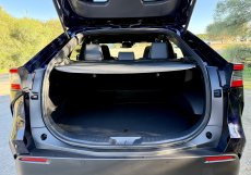 Kufr o objemu 452 litrů je menší než u konkurenčního Enyaqu