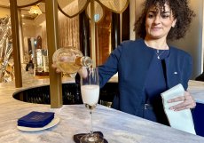 Servírování šampaňského Ruinart v The Enchanted Lotus Bar