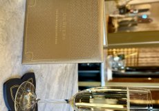Sklenka šampaňského a menu De Beers