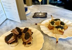 Wagyu a křupavé brambory s kaviárem Oscietra