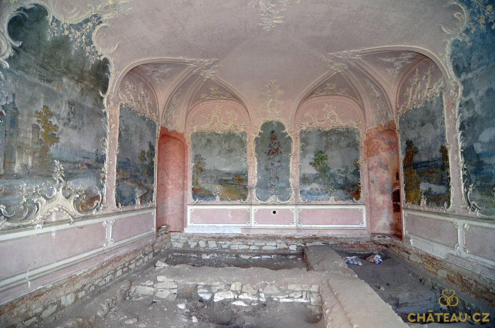 V přízemí zámku se částečně dochovaly rokokové pokoje.