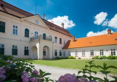 Pozdně barokní zámek Dukovany z konce 18.stol. byl v letech 2015-2017 kompletně zrekonstruován a dnes funguje jako tříhvězdičkový hotel s restaurací.