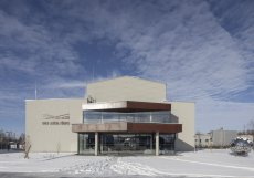 Dnes patří Golf Aréna Třinec mezi největší indoor golfová centra v zemi i regionu. Kombinuje simulátory, tréninkové zóny, short-game prostory a indoor driving range, přičemž výraznou část provozu řídí inteligentní automatizace Loxone.