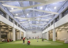 Dnes patří Golf Aréna Třinec mezi největší indoor golfová centra v zemi i regionu. Kombinuje simulátory, tréninkové zóny, short-game prostory a indoor driving range, přičemž výraznou část provozu řídí inteligentní automatizace Loxone.