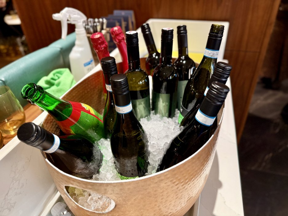 Bílá i červená vína, prosecco, točené pivo a nealko nápoje jsou hostům dostupné ve vlastní nápojové stanici