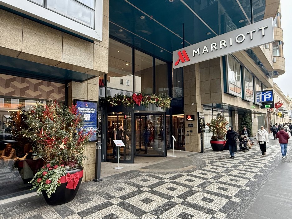 Vchod do hotelu Marriott je během adventu bohatě zdobený a láká hosty už z ulice