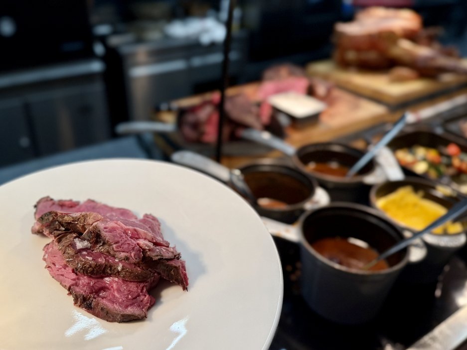 Carving station nabízí šťavnatý roastbeef krájený přímo před hosty s výběrem několika omáček