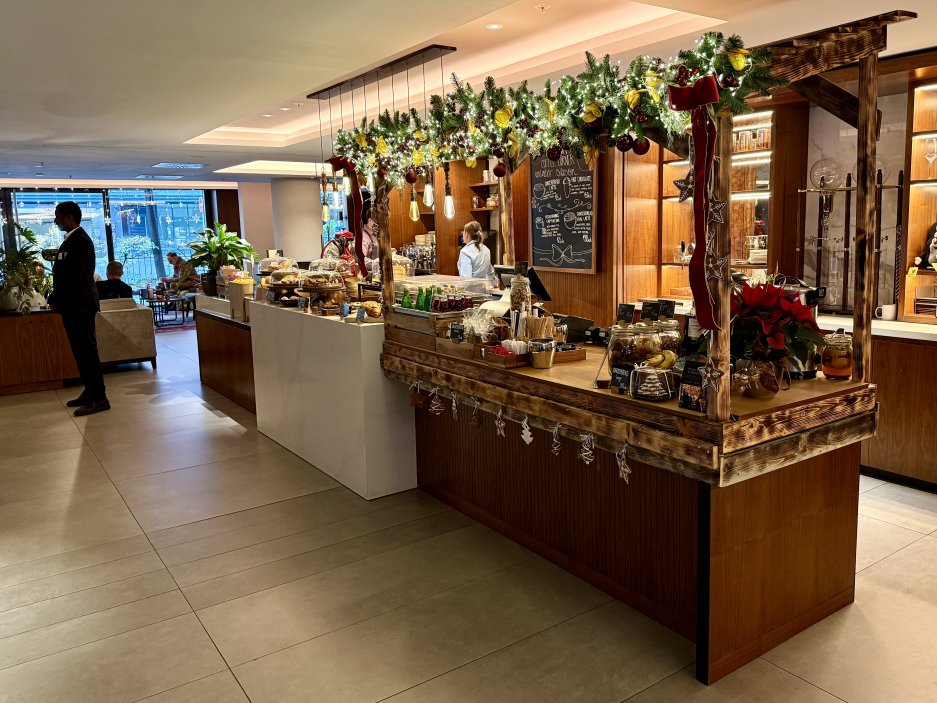 Lobby bar s vánočním kávovým koutkem vítá hosty hned po vstupu do hotelu