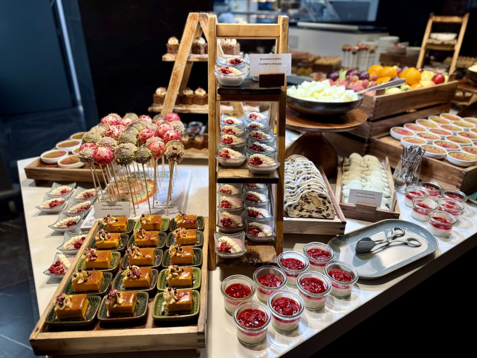 Sladký bufet patří k vrcholům brunche – od cheesecake lízátek po brusinkové pěny