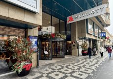 Vchod do hotelu Marriott je během adventu bohatě zdobený a láká hosty už z ulice