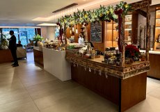 Lobby bar s vánočním kávovým koutkem vítá hosty hned po vstupu do hotelu