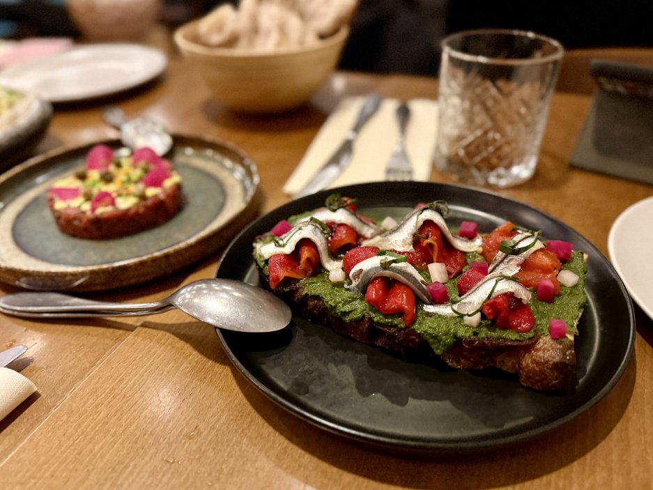  Bruschetta s pestem a ančovičkami